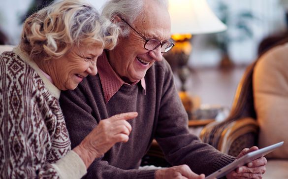 Pareja revisando tablet